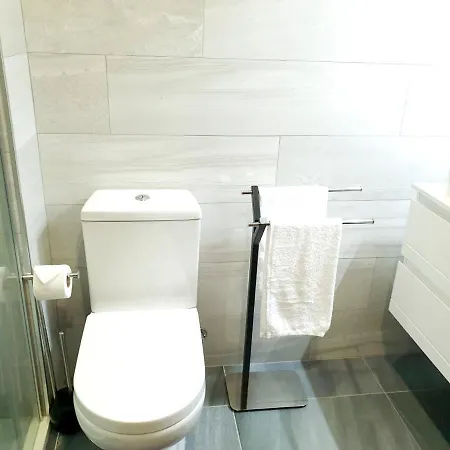 With 2 Bedrooms In With Furnished Balcony And Wifi * Braga