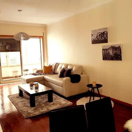 With 2 Bedrooms In With Furnished Balcony And Wifi Braga