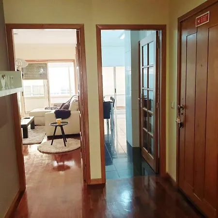 With 2 Bedrooms In With Furnished Balcony And Wifi Braga